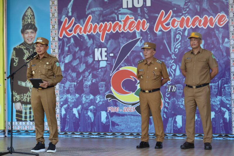 Bupati Konawe, H. Yusran Akbar, didampingi Wakil Bupati Konawe, H. Syamsul Ibrahim, dan Sekretaris Kabupaten (Sekkab) Konawe Ferdinand, memimpin Apel Gabungan hari pertama kerja usai libur Hari Raya Idul Fitri 1446 H/2025.