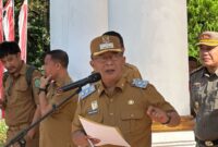 Wakil Bupati Konawe, H Syamsul Ibrahim. Pemerintah Kabupaten (Pemkab) Konawe melancarkan operasi penertiban besar-besaran terhadap kendaraan dinas (randis) roda dua, empat, dan enam, Selasa (22/4/2025) pagi. Langkah ini diambil setelah ditemukannya sejumlah penyimpangan serius dalam pengelolaan aset negara, termasuk pemakaian kendaraan dinas untuk mengojek ikan dan kepentingan pribadi. 