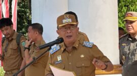 Wakil Bupati Konawe, H Syamsul Ibrahim. Pemerintah Kabupaten (Pemkab) Konawe melancarkan operasi penertiban besar-besaran terhadap kendaraan dinas (randis) roda dua, empat, dan enam, Selasa (22/4/2025) pagi. Langkah ini diambil setelah ditemukannya sejumlah penyimpangan serius dalam pengelolaan aset negara, termasuk pemakaian kendaraan dinas untuk mengojek ikan dan kepentingan pribadi. 