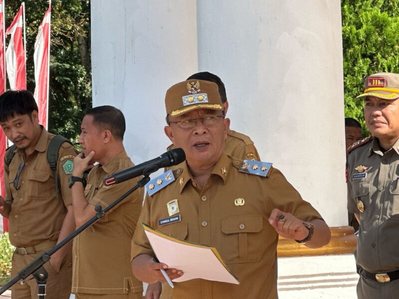 Wakil Bupati Konawe, H Syamsul Ibrahim. Pemerintah Kabupaten (Pemkab) Konawe melancarkan operasi penertiban besar-besaran terhadap kendaraan dinas (randis) roda dua, empat, dan enam, Selasa (22/4/2025) pagi. Langkah ini diambil setelah ditemukannya sejumlah penyimpangan serius dalam pengelolaan aset negara, termasuk pemakaian kendaraan dinas untuk mengojek ikan dan kepentingan pribadi. 