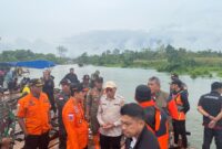 Sekretaris Daerah (Sekda) Provinsi Sulawesi Tenggara (Sultra), Drs. H. Asrun Lio, M.Hum., Ph.D., melakukan peninjauan langsung dampak banjir di Kabupaten Konawe Utara (Konut), Minggu (6/4/2025)