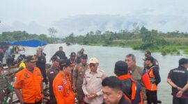 Sekretaris Daerah (Sekda) Provinsi Sulawesi Tenggara (Sultra), Drs. H. Asrun Lio, M.Hum., Ph.D., melakukan peninjauan langsung dampak banjir di Kabupaten Konawe Utara (Konut), Minggu (6/4/2025)