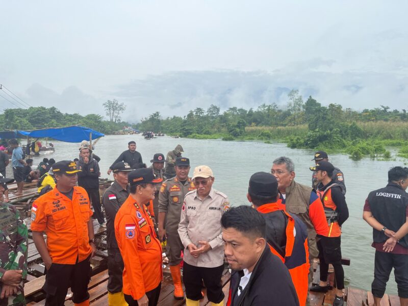 Sekretaris Daerah (Sekda) Provinsi Sulawesi Tenggara (Sultra), Drs. H. Asrun Lio, M.Hum., Ph.D., melakukan peninjauan langsung dampak banjir di Kabupaten Konawe Utara (Konut), Minggu (6/4/2025)