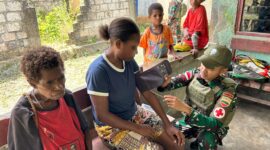 Satgas Yonif 131/BRS menggelar kegiatan pelayanan kesehatan di Kampung Wamena, Distrik Muara Tami, pada Senin (07/04/2025)