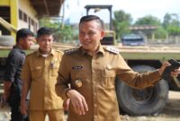 Bupati Yusran Akbar saat meninjau workshop, Seksi Peralatan, Dinas Pekerjaan Umum (PU) di Jalan 40 Kel Toriki, Kec Anggaberi, Kab Konawe, Senin (24/3/2025).