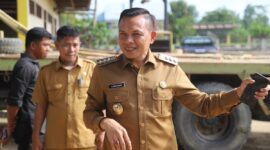 Bupati Yusran Akbar saat meninjau workshop, Seksi Peralatan, Dinas Pekerjaan Umum (PU) di Jalan 40 Kel Toriki, Kec Anggaberi, Kab Konawe, Senin (24/3/2025).