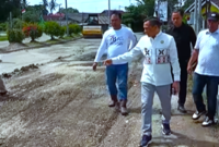 Bupati Konawe, H Yusran Akbar ST, membuktikan komitmennya dalam memperbaiki infrastruktur dengan merespons cepat keluhan masyarakat terkait akses transportasi. Bupati Yusran saat meninjau lokasi perbaikan jalan, Jumat (11/4/2015).