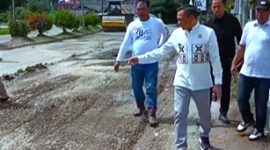 Bupati Konawe, H Yusran Akbar ST, membuktikan komitmennya dalam memperbaiki infrastruktur dengan merespons cepat keluhan masyarakat terkait akses transportasi. Bupati Yusran saat meninjau lokasi perbaikan jalan, Jumat (11/4/2015).