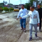 Bupati Konawe, H Yusran Akbar ST, membuktikan komitmennya dalam memperbaiki infrastruktur dengan merespons cepat keluhan masyarakat terkait akses transportasi. Bupati Yusran saat meninjau lokasi perbaikan jalan, Jumat (11/4/2015).
