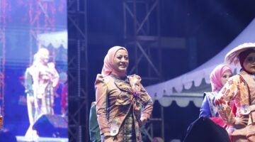 Ketua Tim Penggerak PKK Kabupaten Konawe, Hj. Hania, menjadi salah satu peserta yang memeriahkan Fashion Show Busana Tenun Adat dalam rangkaian peringatan Hari Ulang Tahun (HUT) Sulawesi Tenggara (Sultra) ke-61. Acara bertajuk 