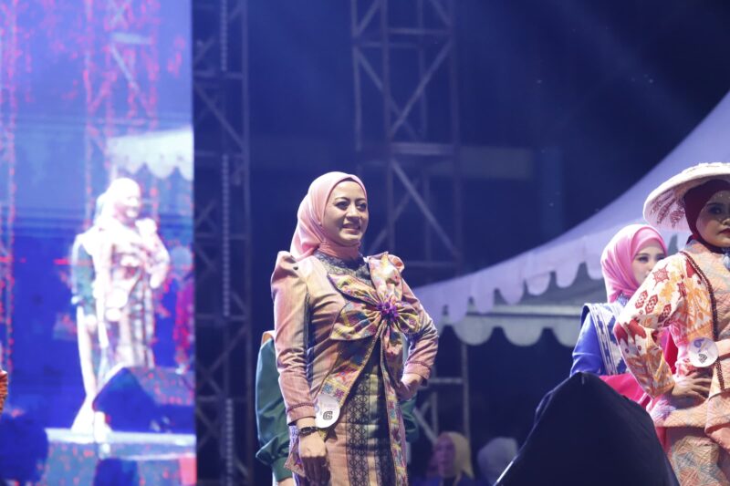 Ketua Tim Penggerak PKK Kabupaten Konawe, Hj. Hania, menjadi salah satu peserta yang memeriahkan Fashion Show Busana Tenun Adat dalam rangkaian peringatan Hari Ulang Tahun (HUT) Sulawesi Tenggara (Sultra) ke-61. Acara bertajuk 