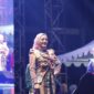 Ketua Tim Penggerak PKK Kabupaten Konawe, Hj. Hania, menjadi salah satu peserta yang memeriahkan Fashion Show Busana Tenun Adat dalam rangkaian peringatan Hari Ulang Tahun (HUT) Sulawesi Tenggara (Sultra) ke-61. Acara bertajuk 