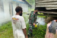 Melalui Pos Wembi, Satgas Yonif 131/BRS melakukan kegiatan fogging untuk mencegah penyebaran penyakit malaria yang berisiko tinggi di wilayah perbatasan Papua. Kampung Wembi, Distrik Mannem Minggu (06/04/2025)