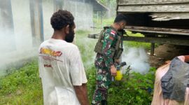 Melalui Pos Wembi, Satgas Yonif 131/BRS melakukan kegiatan fogging untuk mencegah penyebaran penyakit malaria yang berisiko tinggi di wilayah perbatasan Papua. Kampung Wembi, Distrik Mannem Minggu (06/04/2025)