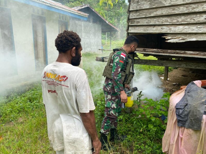 Melalui Pos Wembi, Satgas Yonif 131/BRS melakukan kegiatan fogging untuk mencegah penyebaran penyakit malaria yang berisiko tinggi di wilayah perbatasan Papua. Kampung Wembi, Distrik Mannem Minggu (06/04/2025)