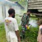 Melalui Pos Wembi, Satgas Yonif 131/BRS melakukan kegiatan fogging untuk mencegah penyebaran penyakit malaria yang berisiko tinggi di wilayah perbatasan Papua. Kampung Wembi, Distrik Mannem Minggu (06/04/2025)