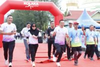 Pagi yang cerah menyambut ribuan peserta Fun Run Harmoni Sultra 2025 di pusat kota Kolaka, Sabtu (26/4/2025). Di antara kerumunan peserta, kontingen Kabupaten Konawe yang dipimpin langsung oleh Bupati H. Yusran Akbar dan istri, Hj. Hania, tampil mencolok dengan jersey seragam khas Harmoni Sultra.