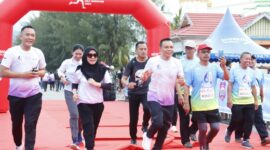Pagi yang cerah menyambut ribuan peserta Fun Run Harmoni Sultra 2025 di pusat kota Kolaka, Sabtu (26/4/2025). Di antara kerumunan peserta, kontingen Kabupaten Konawe yang dipimpin langsung oleh Bupati H. Yusran Akbar dan istri, Hj. Hania, tampil mencolok dengan jersey seragam khas Harmoni Sultra.