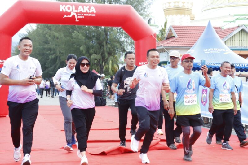 Pagi yang cerah menyambut ribuan peserta Fun Run Harmoni Sultra 2025 di pusat kota Kolaka, Sabtu (26/4/2025). Di antara kerumunan peserta, kontingen Kabupaten Konawe yang dipimpin langsung oleh Bupati H. Yusran Akbar dan istri, Hj. Hania, tampil mencolok dengan jersey seragam khas Harmoni Sultra.