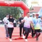 Pagi yang cerah menyambut ribuan peserta Fun Run Harmoni Sultra 2025 di pusat kota Kolaka, Sabtu (26/4/2025). Di antara kerumunan peserta, kontingen Kabupaten Konawe yang dipimpin langsung oleh Bupati H. Yusran Akbar dan istri, Hj. Hania, tampil mencolok dengan jersey seragam khas Harmoni Sultra.