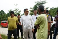 Bupati Konawe, Yusran Akbar, mendatangi lokasi persawahan di Kecamatan Uepai, Kabupaten Konawe, Sulawesi Tenggara (Sultra), yang terancam gagal panen akibat kurangnya pasokan air. Kunjungan ini dilakukan untuk memantau langsung kondisi lahan pertanian warga yang hingga kini belum bisa ditanami padi, meski berada di dekat Bendungan Ameroro, Minggu (6/4/2025).