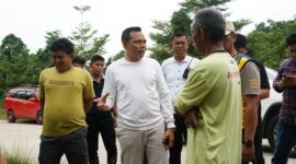 Bupati Konawe, Yusran Akbar, mendatangi lokasi persawahan di Kecamatan Uepai, Kabupaten Konawe, Sulawesi Tenggara (Sultra), yang terancam gagal panen akibat kurangnya pasokan air. Kunjungan ini dilakukan untuk memantau langsung kondisi lahan pertanian warga yang hingga kini belum bisa ditanami padi, meski berada di dekat Bendungan Ameroro, Minggu (6/4/2025).
