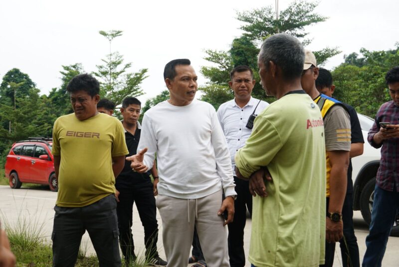 Bupati Konawe, Yusran Akbar, mendatangi lokasi persawahan di Kecamatan Uepai, Kabupaten Konawe, Sulawesi Tenggara (Sultra), yang terancam gagal panen akibat kurangnya pasokan air. Kunjungan ini dilakukan untuk memantau langsung kondisi lahan pertanian warga yang hingga kini belum bisa ditanami padi, meski berada di dekat Bendungan Ameroro, Minggu (6/4/2025).