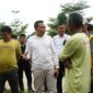 Bupati Konawe, Yusran Akbar, mendatangi lokasi persawahan di Kecamatan Uepai, Kabupaten Konawe, Sulawesi Tenggara (Sultra), yang terancam gagal panen akibat kurangnya pasokan air. Kunjungan ini dilakukan untuk memantau langsung kondisi lahan pertanian warga yang hingga kini belum bisa ditanami padi, meski berada di dekat Bendungan Ameroro, Minggu (6/4/2025).