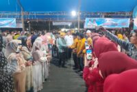 upati Konawe, H. Yusran Akbar, bersama Wakil Bupati, H. Syamsul Ibrahim, menghadiri acara Halal Bi Halal yang digelar oleh Keluarga Besar Anggaberi (Tutuwi Motaha Mepoko’aso) di Kelurahan Anggaberi, Kecamatan Anggaberi, Kabupaten Konawe, Sulawesi Tenggara, Minggu (6/4/2025).