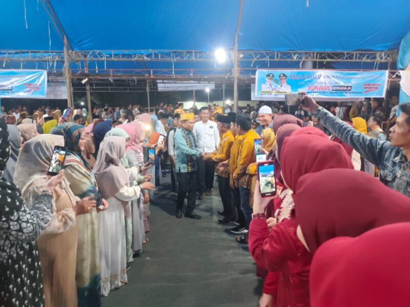 upati Konawe, H. Yusran Akbar, bersama Wakil Bupati, H. Syamsul Ibrahim, menghadiri acara Halal Bi Halal yang digelar oleh Keluarga Besar Anggaberi (Tutuwi Motaha Mepoko’aso) di Kelurahan Anggaberi, Kecamatan Anggaberi, Kabupaten Konawe, Sulawesi Tenggara, Minggu (6/4/2025).