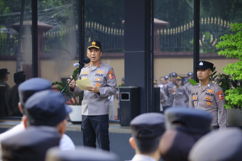 Kadivhumas Polri Irjen Pol. Sandi Nugroho menggelar halal bihalal bersama jajaran Humas Polri usai Lebaran 2025. Momentum ini tidak hanya sekadar ajang saling bermaafan, namun diharapkan bisa semakin mensolidkan personel Humas Polri, Rabu (9/4/25).