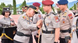 Kapolda Sulawesi Tengah, Irjen Pol. Dr. Agus Nugroho, memimpin langsung upacara serah terima jabatan (sertijab) terhadap delapan pejabat utama dan lima Kapolres jajaran berlangsung di lapangan apel Mapolda Sulteng, Kamis (10/4/2025).