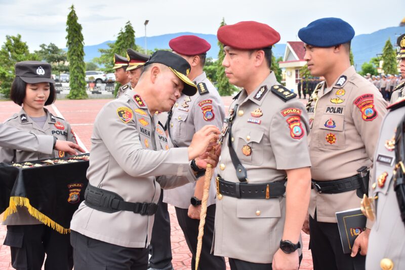 Kapolda Sulawesi Tengah, Irjen Pol. Dr. Agus Nugroho, memimpin langsung upacara serah terima jabatan (sertijab) terhadap delapan pejabat utama dan lima Kapolres jajaran berlangsung di lapangan apel Mapolda Sulteng, Kamis (10/4/2025).