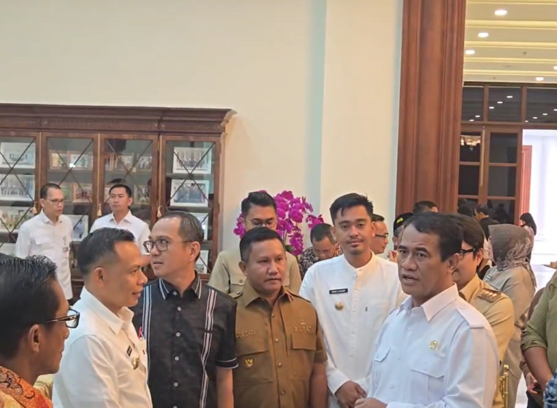 Bupati Konawe, H. Yusran Akbar, memaparkan potensi sektor pertanian Kabupaten Konawe sebagai pendukung program ketahanan pangan nasional, sekaligus menyelaraskannya dengan Visi Asta Cita Presiden Prabowo Subianto dan Wakil Presiden Gibran Rakabuming Raka. Hal ini disampaikan dalam pertemuan koordinasi dengan Menteri Pertanian RI, H. Andi Amran Sulaiman, di Jakarta, Selasa (29/4/2025). 