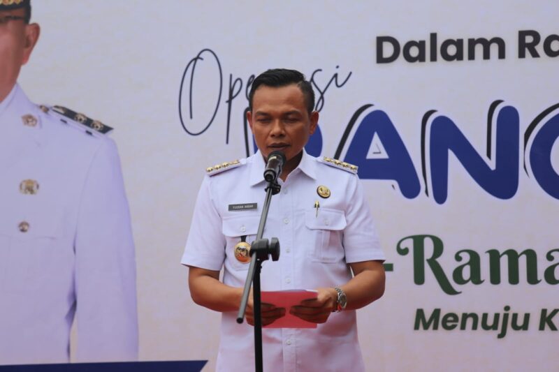 Bupati Konawe, H. Yusran Akbar, ST, membuka peluang investasi seluas-luasnya bagi para pengusaha untuk menanamkan modalnya di berbagai sektor di Kabupaten Konawe. Ajakan ini disampaikan saat Bupati Yusran membuka Operasi Pasar Pangan Murah yang digelar dalam rangka HUT ke-14 Bank KPR Bahteramas di Unaaha, Rabu (26/3/2025).