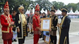 Bupati Konawe, H Yusran Akbar, menerima penghargaan sebagai daerah dengan pengelolaan keuangan terbaik dari Gubernur Sultra, Andi Sumangerukka (ASR), dalam upacara yang digelar di Lapangan Alun-Alun 19 November Kolaka, Minggu (27/4/2025).  