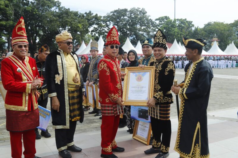Bupati Konawe, H Yusran Akbar, menerima penghargaan sebagai daerah dengan pengelolaan keuangan terbaik dari Gubernur Sultra, Andi Sumangerukka (ASR), dalam upacara yang digelar di Lapangan Alun-Alun 19 November Kolaka, Minggu (27/4/2025).  