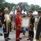 Bupati Konawe, H Yusran Akbar, menerima penghargaan sebagai daerah dengan pengelolaan keuangan terbaik dari Gubernur Sultra, Andi Sumangerukka (ASR), dalam upacara yang digelar di Lapangan Alun-Alun 19 November Kolaka, Minggu (27/4/2025).  