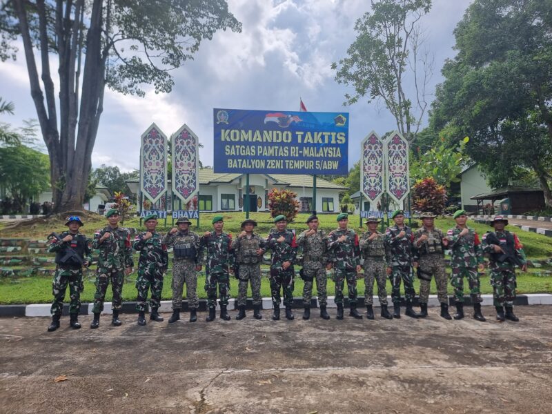 Komandan 9 Rejimen Tentera Darat Malaysia (TDM), Letnan Kolonel (Letkol) Fatih melakukan kunjungan kehormatan ke Markas Komando Taktis (Kotis) Satgas Pamtas RI–Malaysia Yonzipur 5/ABW di Nanga Badau, Kecamatan Badau, Kabupaten Kapuas Hulu, Jum'at (11/4/2025).