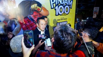 Anggota DPR RI sekaligus Wakil Ketua Umum Partai Golkar Bambang Soesatyo saat gala premier film  'Pinjam 100 The Movie' di XXI Epicentrum Jakarta, Senin malam (7/4/25).