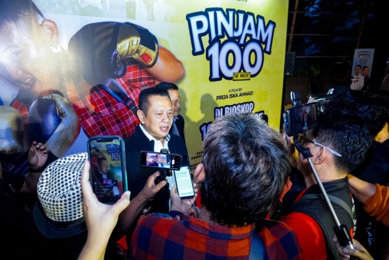 Anggota DPR RI sekaligus Wakil Ketua Umum Partai Golkar Bambang Soesatyo saat gala premier film  'Pinjam 100 The Movie' di XXI Epicentrum Jakarta, Senin malam (7/4/25).