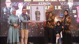 Bupati Konawe, H. Yusran Akbar, memberikan penghargaan setinggi-tingginya kepada Kapolres Konawe, AKBP Ahmad Setiadi, S.I.K., atas dedikasi dan semangatnya dalam menjaga keamanan dan ketertiban masyarakat (Kamtibmas). Pujian tersebut disampaikan dalam acara pisah sambut Kapolres Konawe di Unaaha, Kamis (10/4/2025) malam.