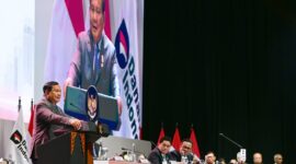 Presiden Prabowo Subianto memberikan arahan kepada 1.500 pimpinan BUMN dalam acara Town Hall Danantara Indonesia 2025, di Jakarta Convention Center (JCC) pada Senin, 28 April 2025