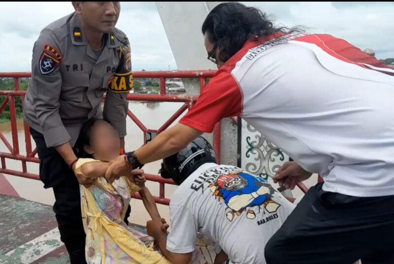 Polresta Palangka Raya, Polda Kalteng berhasil menyelamatkan seorang wanita berinisial R (39) yang nyaris mengakhiri hidup dengan mencoba terjun dari Jembatan Kahayan, Kota Palangka Raya, Kalimantan Tengah, Jumat (11/4/2025) siang.