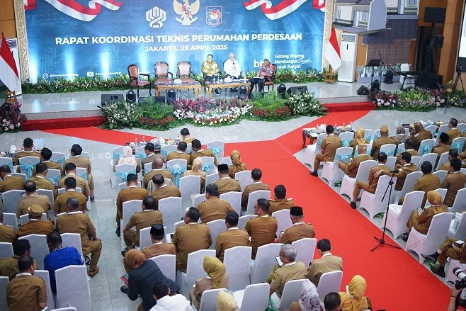 Wakil Menteri Perumahan dan Kawasan Permukiman (Wamen PKP) Fahri Hamzah meminta kepala daerah se-Indonesia mendata kebutuhan rumah di wilayah masing-masing, termasuk jumlah rumah tidak layak huni. Hal ini disampaikan dalam Rapat Koordinasi Teknis Perumahan Perdesaan di Kementerian Dalam Negeri (Kemendagri), Selasa (29/4/2025).  