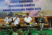Wakil Bupati Konawe, H. Syamsul Ibrahim, memimpin Rapat Koordinasi (Rakor) percepatan serapan gabah jelang Panen Raya 2025 di Unaaha, Rabu (9/4/2025). Rakor ini dihadiri oleh sejumlah pejabat terkait, termasuk perwakilan Bulog Kanwil Sultra, Dinas Ketahanan Pangan dan Peternakan Provinsi Sulawesi Tenggara (Sultra), Korem 143/Haluoleo, Kodim se-Sultra, serta mitra penggilingan padi se-Provinsi Sultra.  