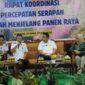 Wakil Bupati Konawe, H. Syamsul Ibrahim, memimpin Rapat Koordinasi (Rakor) percepatan serapan gabah jelang Panen Raya 2025 di Unaaha, Rabu (9/4/2025). Rakor ini dihadiri oleh sejumlah pejabat terkait, termasuk perwakilan Bulog Kanwil Sultra, Dinas Ketahanan Pangan dan Peternakan Provinsi Sulawesi Tenggara (Sultra), Korem 143/Haluoleo, Kodim se-Sultra, serta mitra penggilingan padi se-Provinsi Sultra.  