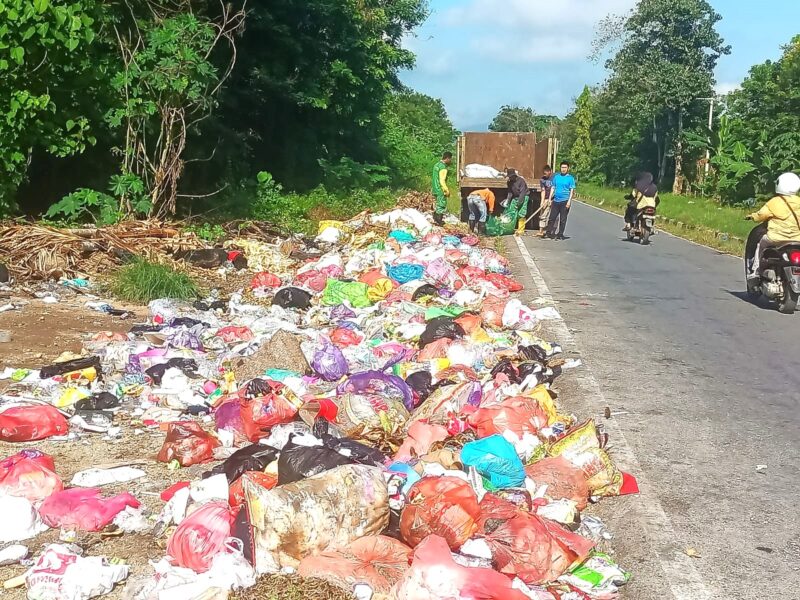 Di balik tumpukan sampah yang sering dianggap sebagai masalah, tersimpan potensi ekonomi yang belum tergarap maksimal. Dinas Lingkungan Hidup (DLH) Kabupaten Konawe yakin bahwa dengan pendekatan yang tepat, sampah tidak hanya bisa dikelola, tetapi juga bisa menjadi sumber penghasilan bagi masyarakat. Optimisme ini bukan sekadar wacana, melainkan didukung oleh strategi terukur dan komitmen kuat dari pemerintah daerah. Rabu (30/4/2025)