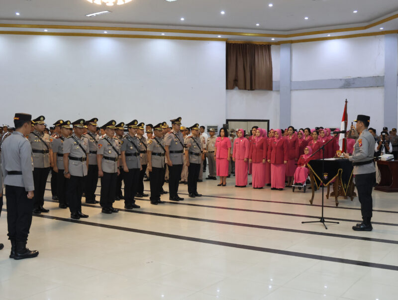 Kapolda Kalimantan Tengah (Kalteng) Irjen Pol Iwan Kurniawan memimpin langsung upacara serah terima jabatan (Sertijab) tiga pejabat utama dan tujuh Kapolres jajaran Polda Kalteng, bertempat di Gedung Graha Bhayangkara, Mapolda setempat, Rabu (9/4/2025) pagi.