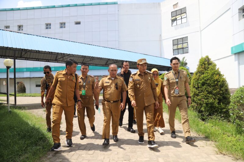 Bupati Konawe, H. Yusran Akbar, melakukan inspeksi mendadak (sidak) ke Rumah Sakit Umum Daerah (RSUD) Konawe guna memastikan kualitas pelayanan kesehatan bagi masyarakat, Selasa (8/4/2025)